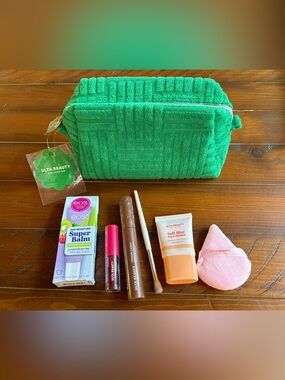 Ulta Beauty Green Textured Makeup Bag with Mini Beauty Set, new in cellophane